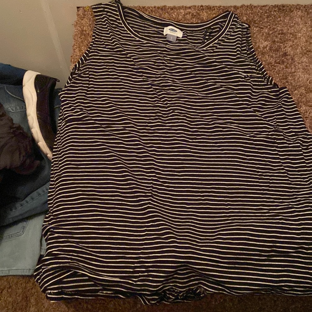 Black and white old navy top with slit in the back. Good condition.
